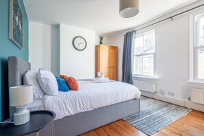 3 Schlafzimmer, Schreibtisch, Bügeleisen/Bügelbrett, Reisekinderbett