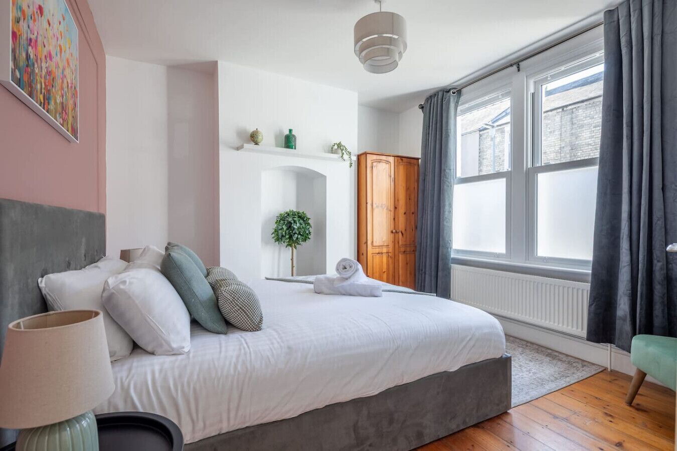 3 habitaciones, escritorio y tabla de planchar con plancha 