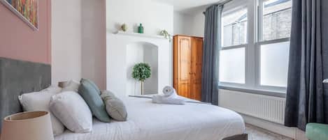 3 habitaciones, escritorio y tabla de planchar con plancha