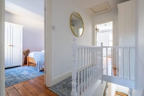 3 Schlafzimmer, Schreibtisch, Bügeleisen/Bügelbrett, Reisekinderbett