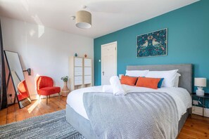 3 habitaciones, escritorio y tabla de planchar con plancha 