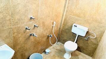 Un baño con inodoro, bidé y lavabo.