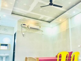 Espacio para trabajar con laptop y internet por cable gratis 