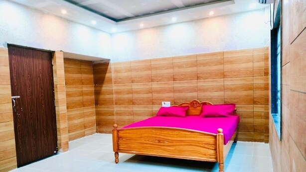 Un dormitorio con una cama y un armario de madera, y suelo de baldosas.