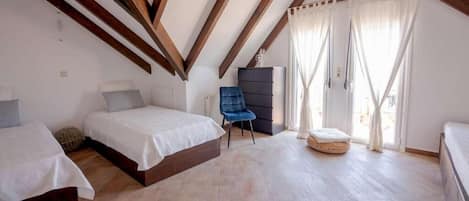 4 bedrooms, iron/ironing board, WiFi, bed sheets