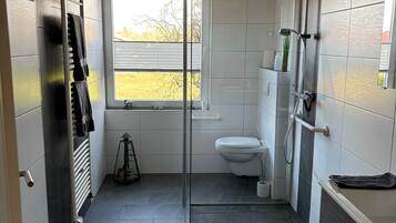 Dusche, Haartrockner, Handtücher, Toilettenpapier