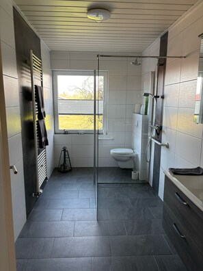シャワー、ヘアドライヤー、タオル、トイレットペーパー