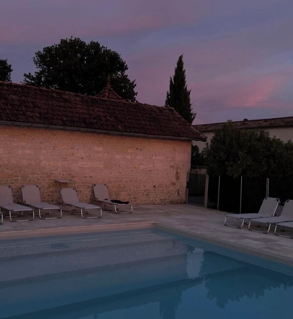 Una piscina al aire libre