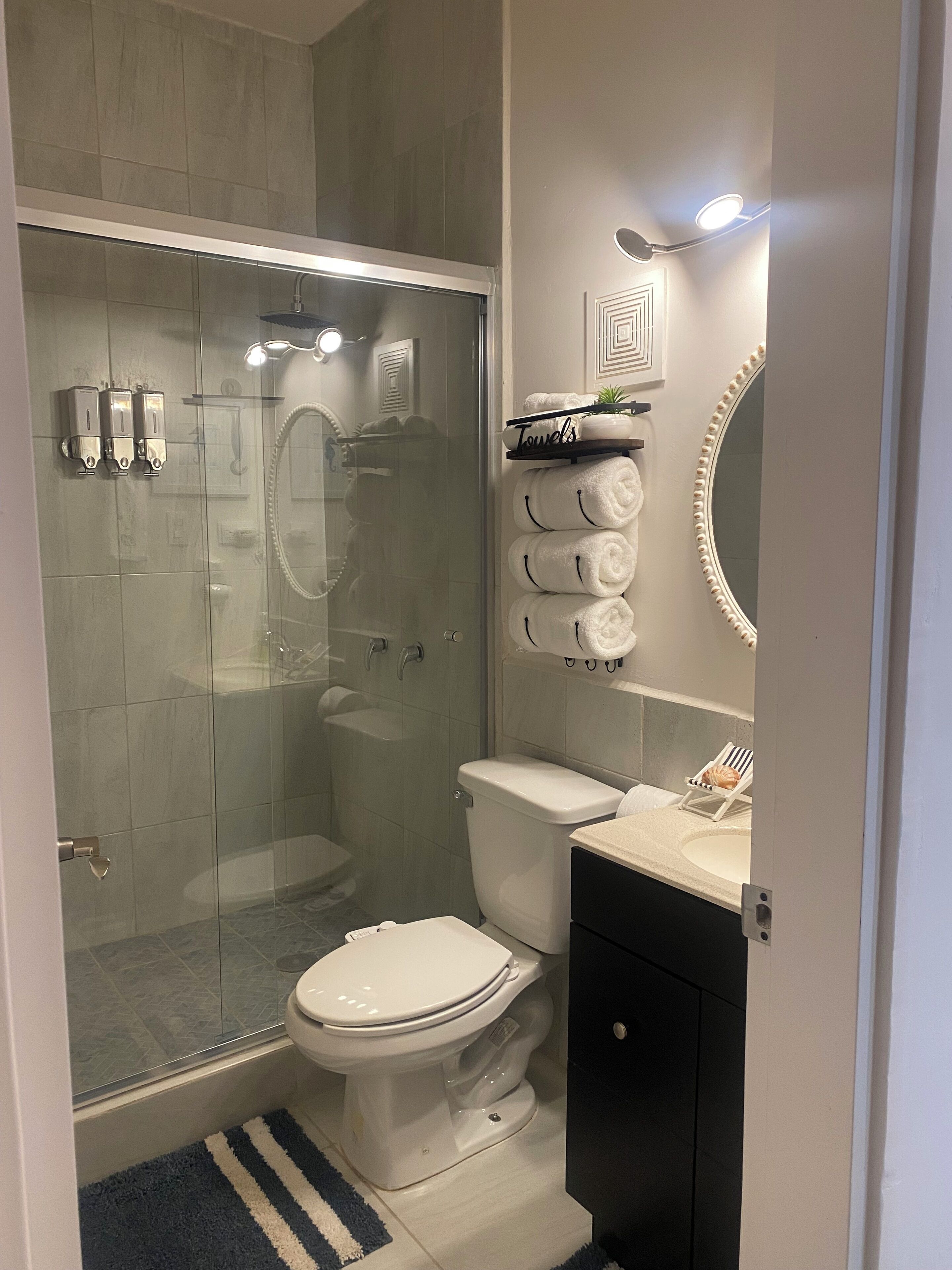 Douche, sèche-cheveux, bidet, serviettes fournies