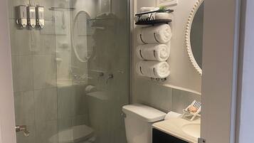 Douche, sèche-cheveux, bidet, serviettes fournies