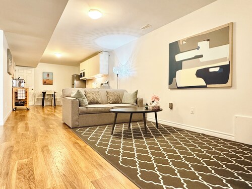 Charming private basement suite with kingsize bed in brilliant Halifax