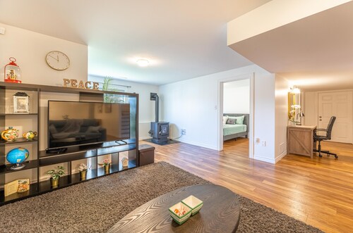 Lovely King Basement Suite & Small Cinema & Fireplace