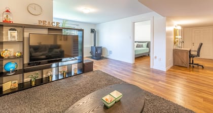 Lovely King Basement Suite & Small Cinema & Fireplace