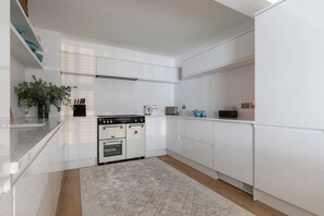Fridge, dishwasher, coffee/tea maker, toaster - Canning Place Mews by onefinestay (London)