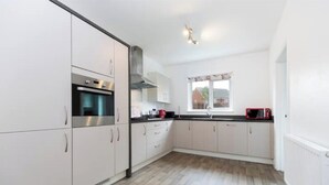 Unclassified image, 2 of 48, button - Spacious 5-Bedroom Family Home with Modern Amenities (Middlesbrough)
