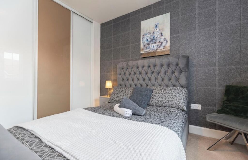 5 bedrooms, iron/ironing board, WiFi, bed sheets