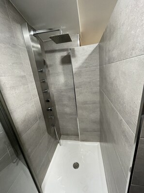 Douche, sèche-cheveux, bidet, serviettes fournies