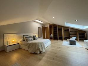 2 slaapkamers, een bureau, een strijkplank/strijkijzer, reisbedje
