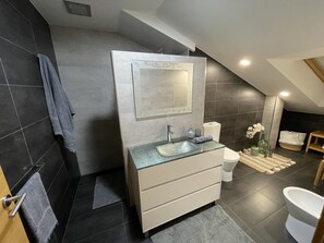 Shower, hair dryer, bidet, towels - Deluxe Penthouse very close to the beach, Free Parking (MOAÑA)