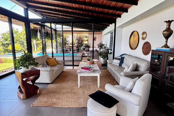 Sala con vista a la terraza