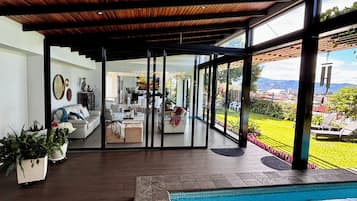 Piscine couverte, piscine extérieure