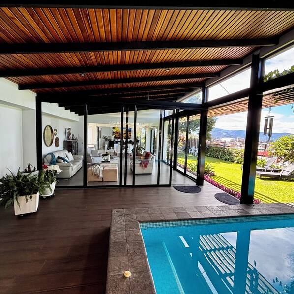 Indoor pool, outdoor pool - Beautiful house with pool in Heredia, ideal for families and long stays. (Heredia Province)