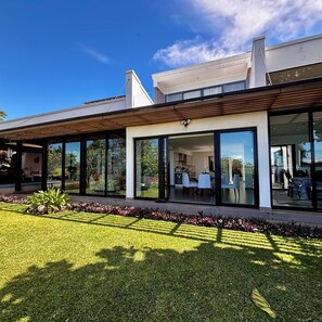 Outdoor dining - Beautiful house with pool in Heredia, ideal for families and long stays. (Heredia Province)