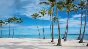 Beach nearby, sun loungers, beach towels