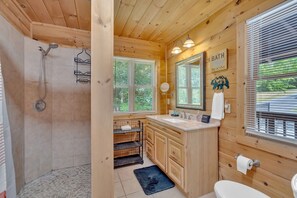 Douche, baignoire à remous, séchoir à cheveux, serviettes fournies