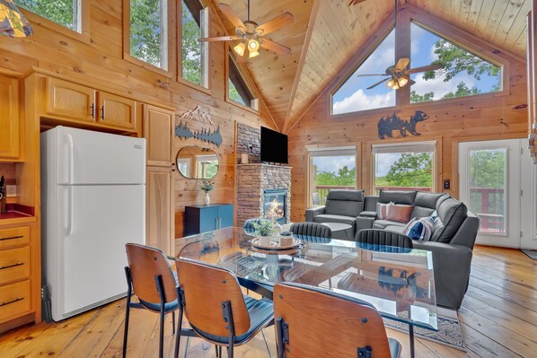 A spacious wooden cabin with a kitchen, dining area, and living room. - Cabin with Gorg Mtn View~4 BR~4 Baths~3 mi to Pigeon Frg Pkwy~ (Sevierville)