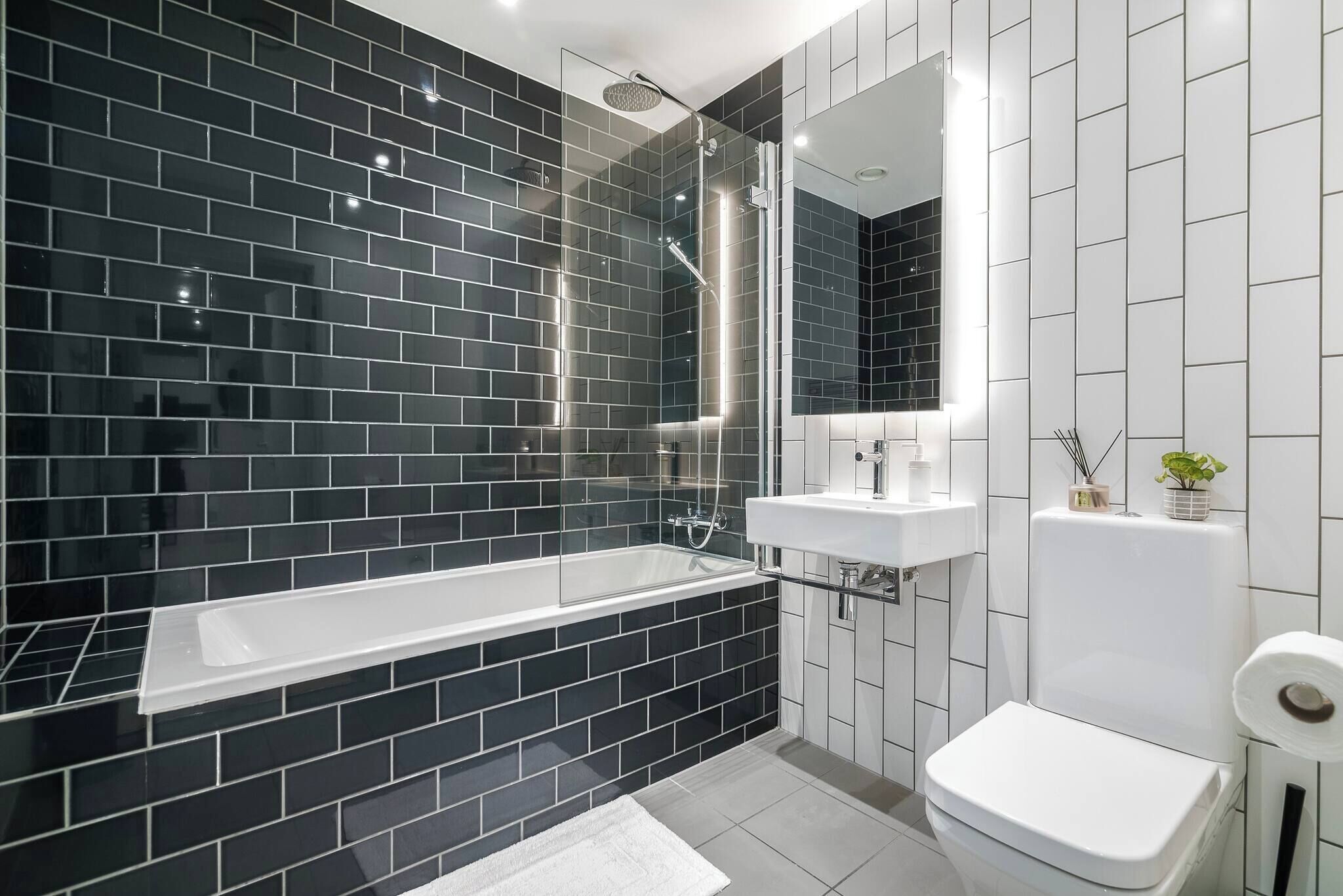 Apartment, 2 Bedrooms, Accessible, Smoking | Bathroom