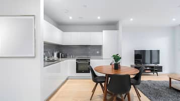 Apartment, 2 Bedrooms, Accessible, Smoking | Dining room