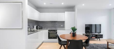 Apartment, 2 Bedrooms, Accessible, Smoking | Dining room