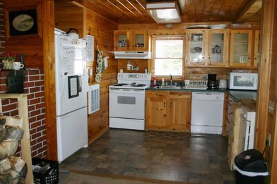 Charming 3-bedroom lake cottage in Perry with AC, and sandy beach