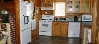 Charming 3-bedroom lake cottage in Perry with AC, and sandy beach