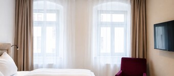 Central apartment for 4 people with kitchen, WiFi & private parking space