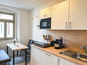 Een koelkast, een microgolfoven, een oven, een kookplaat