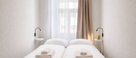 2 chambres, fer et planche à repasser, lit de bébé portatif