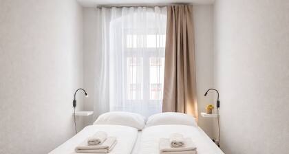Central apartment for 4 people with kitchen, WiFi & private parking space
