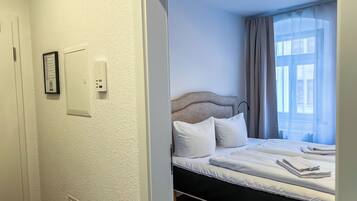2 quartos, ferros/tábuas de passar roupa, berço de viagem