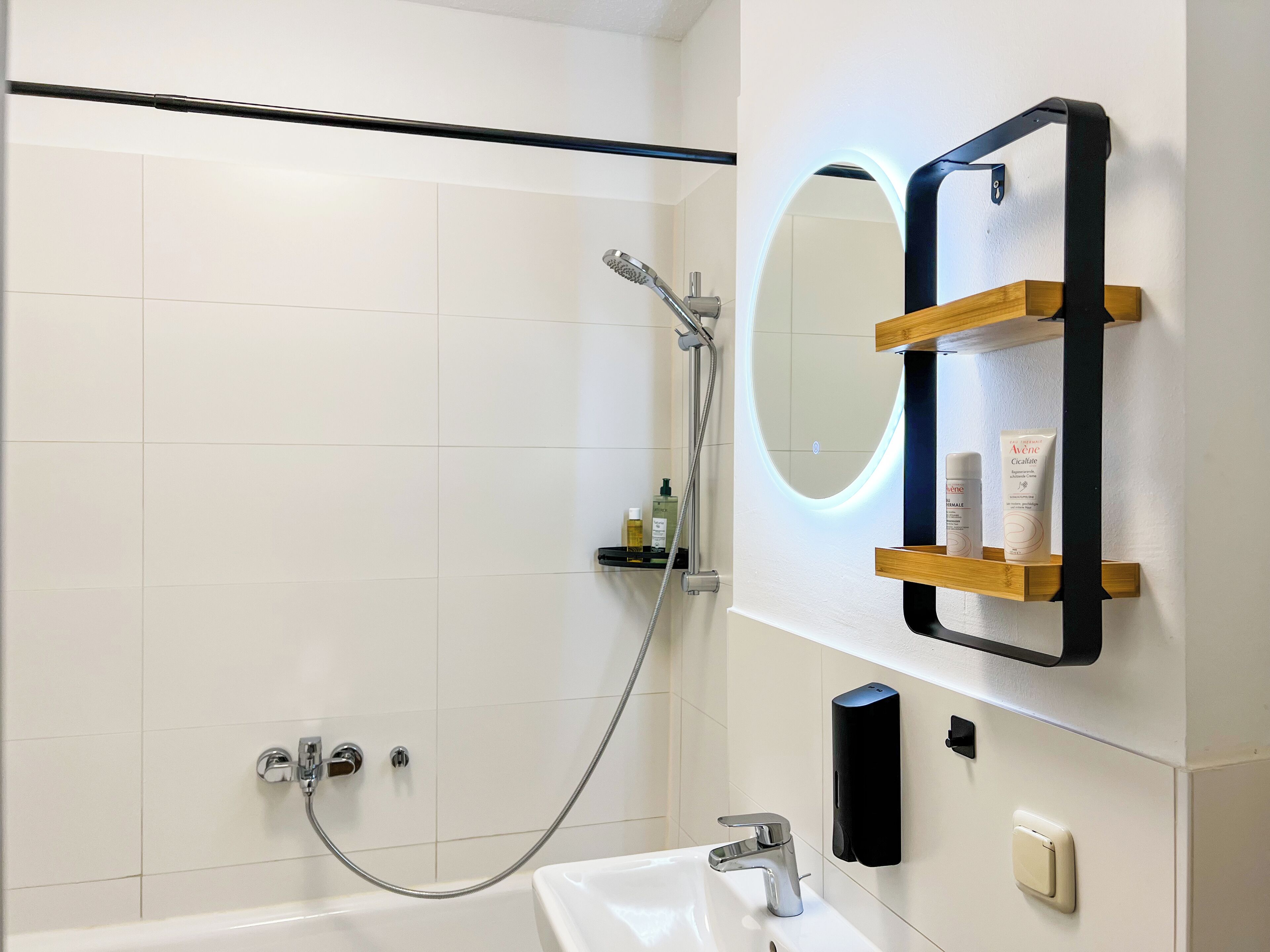 Dusche, Haartrockner, Handtücher, Seife