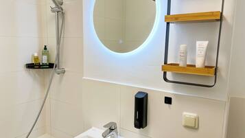 Dusj, hårføner, håndklær og såpe