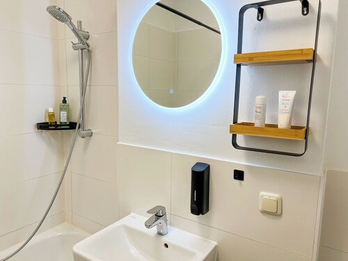 Central apartment for 4 people with kitchen, WiFi & private parking space
