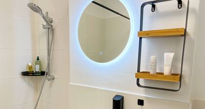 Central apartment for 4 people with kitchen, WiFi & private parking space