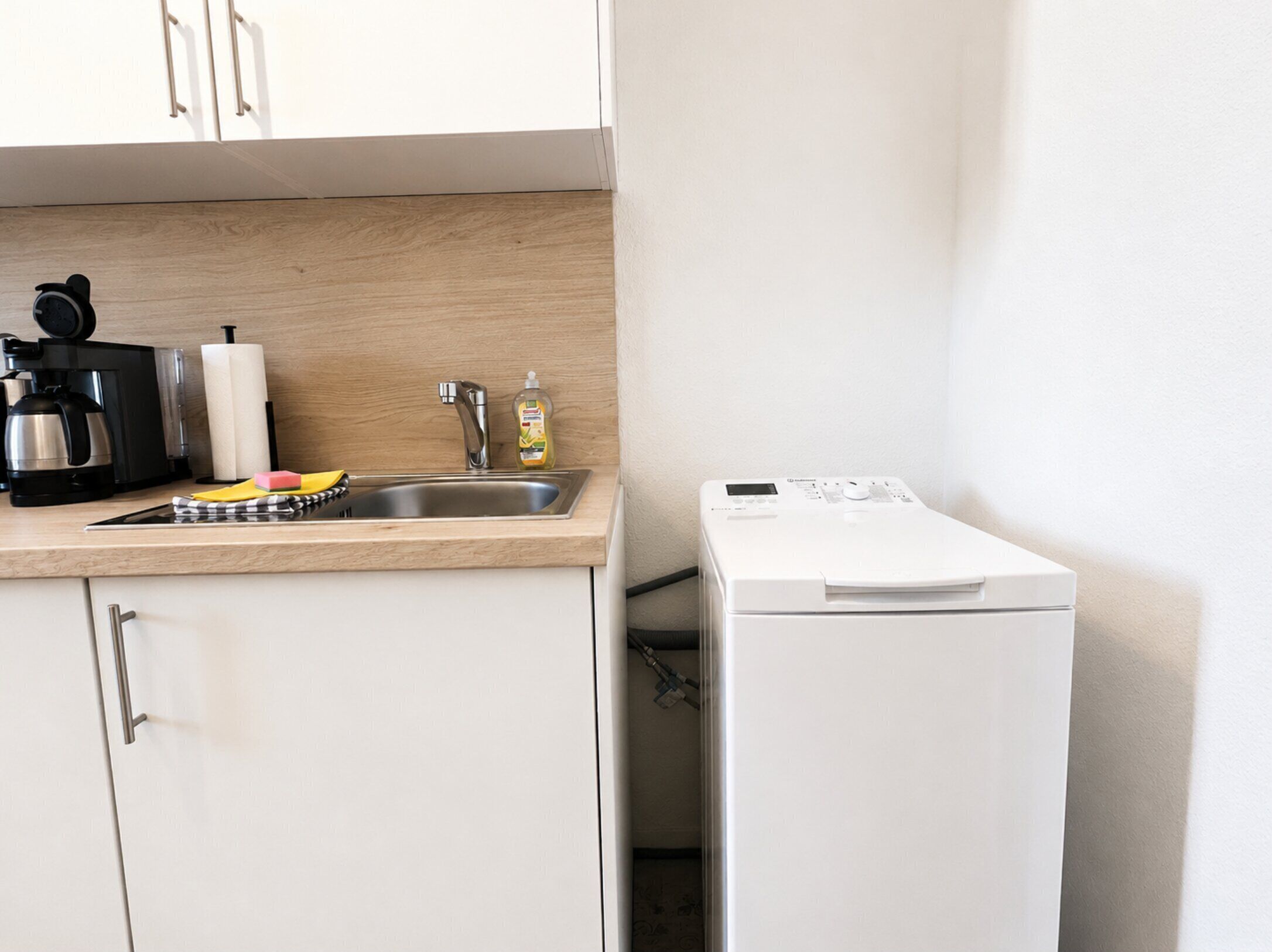 Wasserkocher mit Kaffee-/Teezubehör, Kühlschrank, Mikrowelle, Ofen