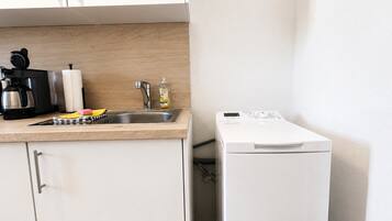 Wasserkocher mit Kaffee-/Teezubehör, Kühlschrank, Mikrowelle, Ofen