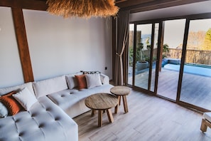 Bungalow, vista al lago | Área de sala de estar | Televisión de pantalla plana