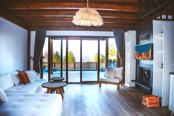 Bungalow, vista al lago | Área de sala de estar | Televisión de pantalla plana