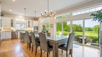 House, Multiple Beds, Hot Tub, Golf View (Villa at the 9) | Dining