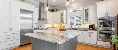 Maison, plusieurs lits, bain à remous, vue golf (Villa at the 9) | Cuisine privée | Réfrigérateur, micro-ondes, four, plaque de cuisson